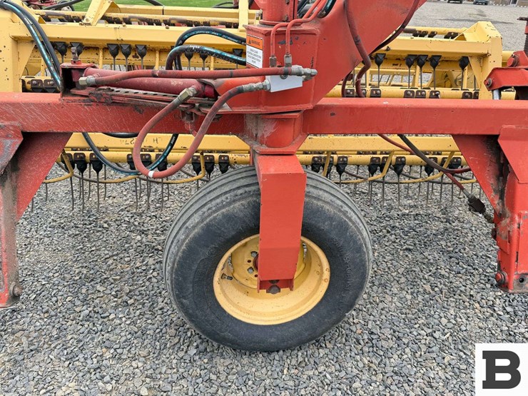 new-holland-216-image-29