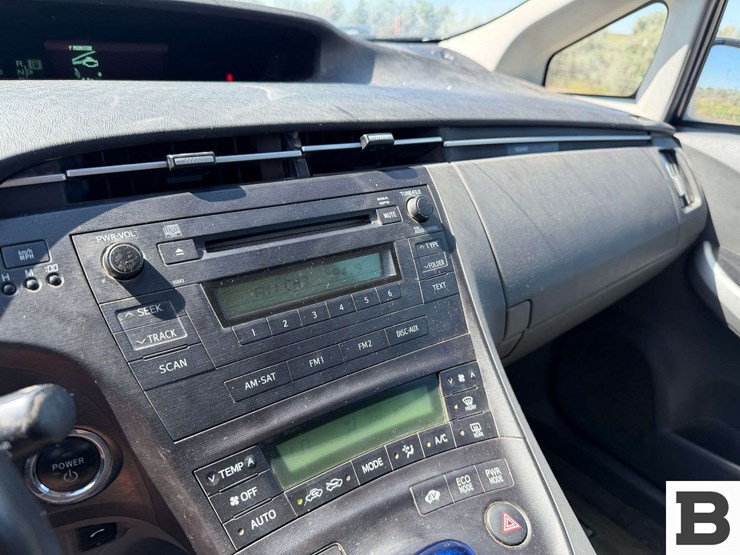 2011-toyota-prius-hatchback-image-28