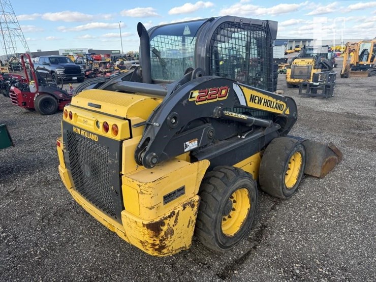 2016-new-holland-l220-image-3