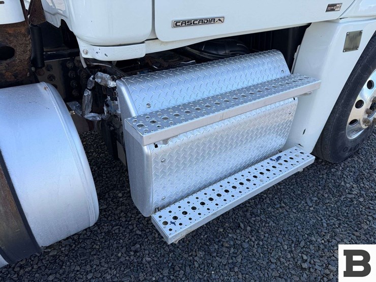 2012-freightliner-cascadia-125-image-40