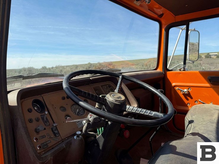 1979-ford-800-image-44