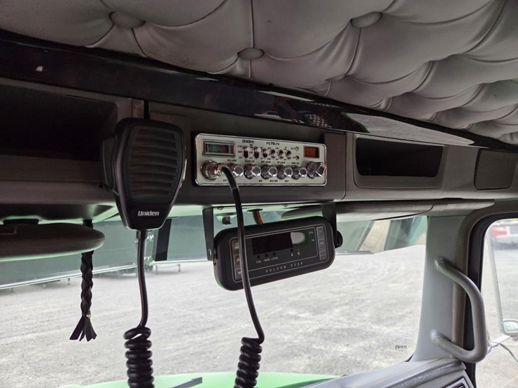 2015-kenworth-t800-image-16