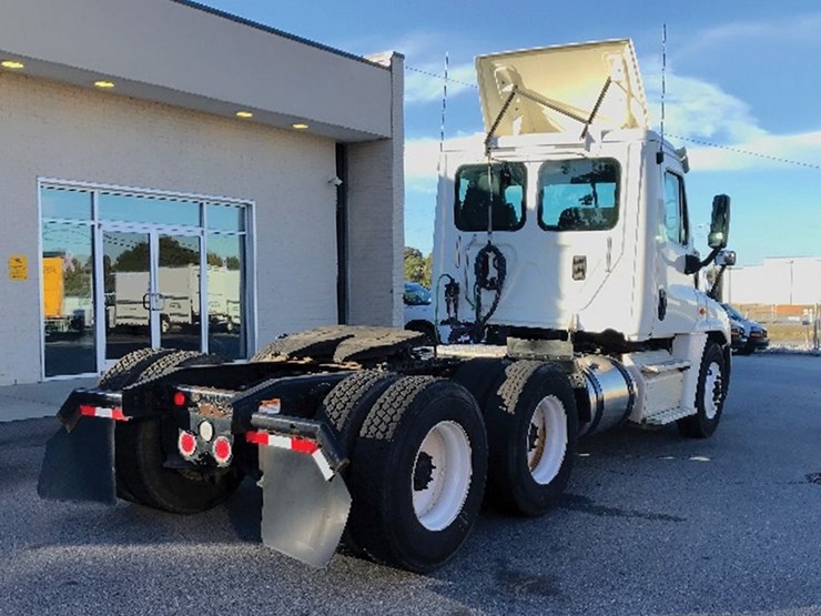 2017-freightliner-cascadia-125-image-2