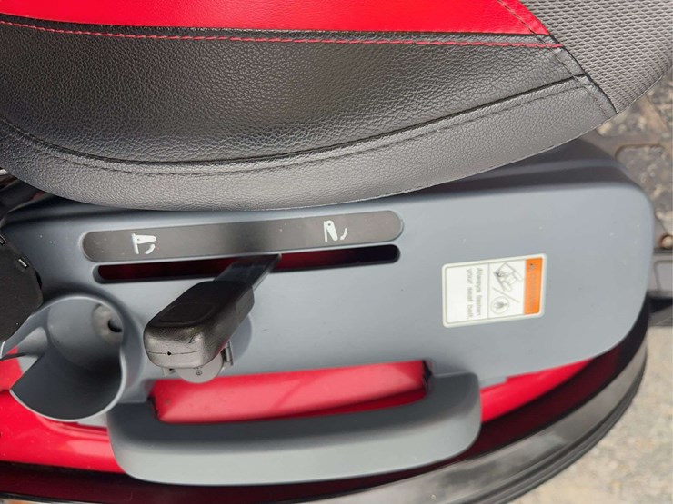 2023-mahindra-emax-25l-image-18