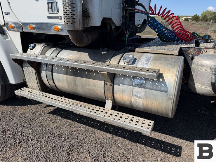 2012-freightliner-coronado-sd-tractor-truck-image-14