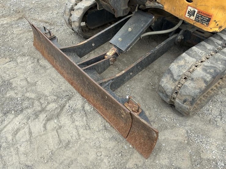 2023-deere-17g-image-10