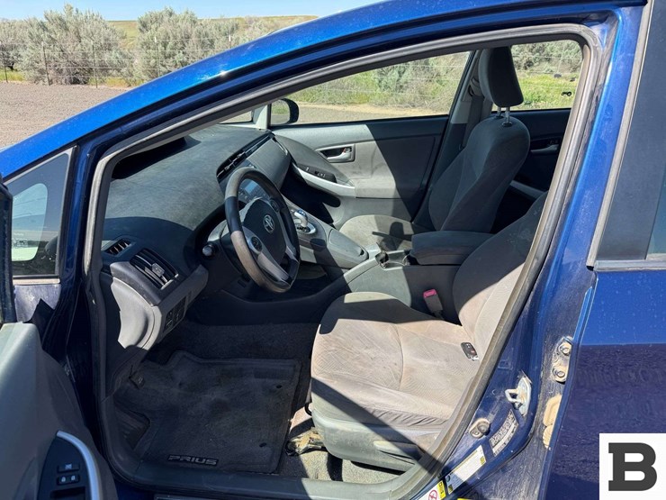 2011-toyota-prius-hatchback-image-24