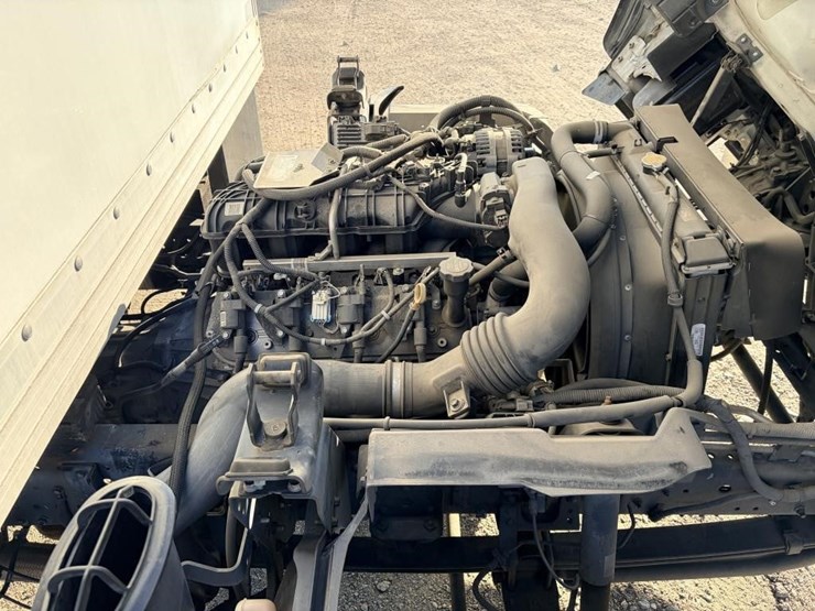 2015-isuzu-npr-image-12