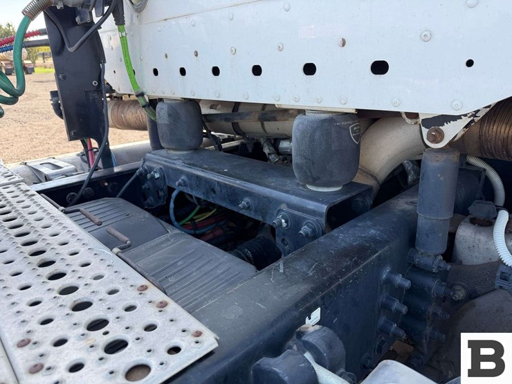 2012-freightliner-coronado-sd-tractor-truck-image-45