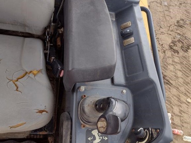 2013-deere-700k-lgp-image-10