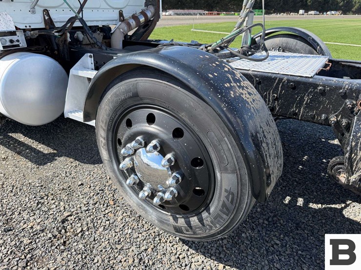 2012-freightliner-cascadia-125-image-18