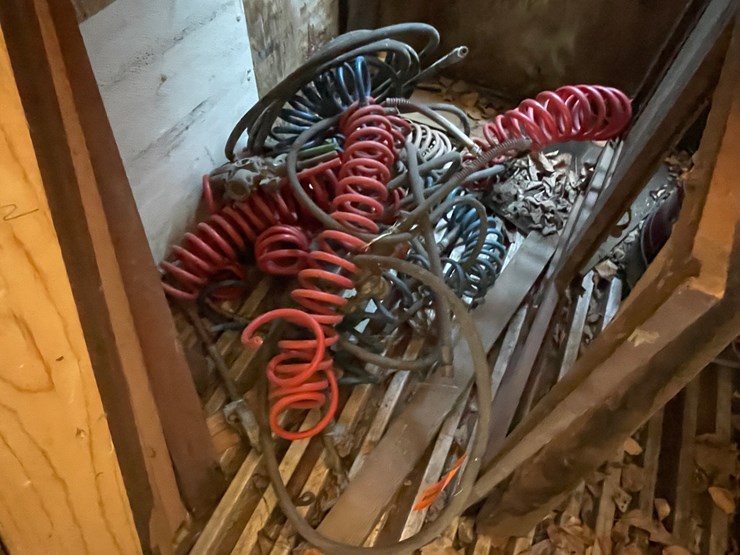 #10421-•-assorted-semi-tractor-air-lines-image-1