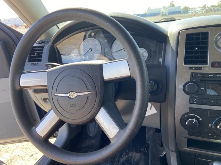 2006-chrysler-300-sedan-image-18