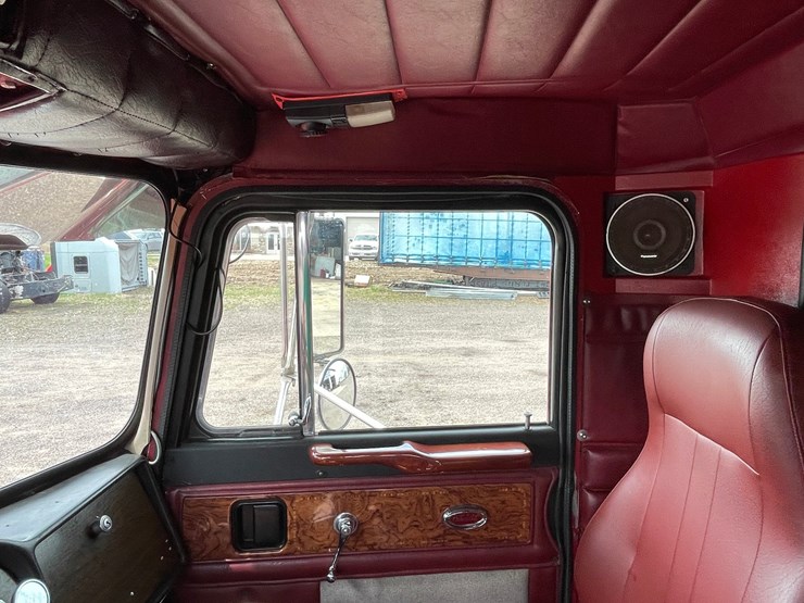 1976-peterbilt-359-image-117