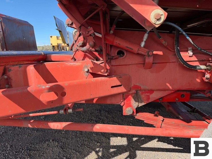 new-holland-1085-image-28