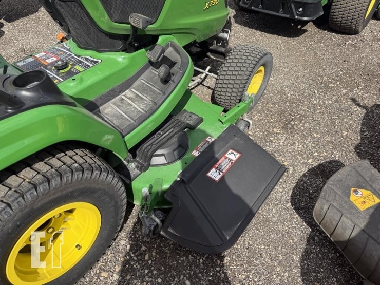 2022-john-deere-x730-image-15