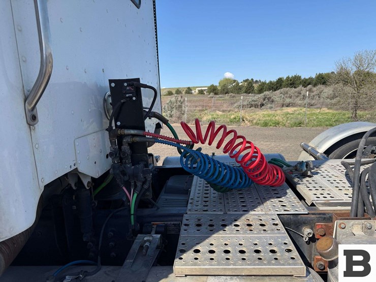 2012-freightliner-coronado-sd-tractor-truck-image-16