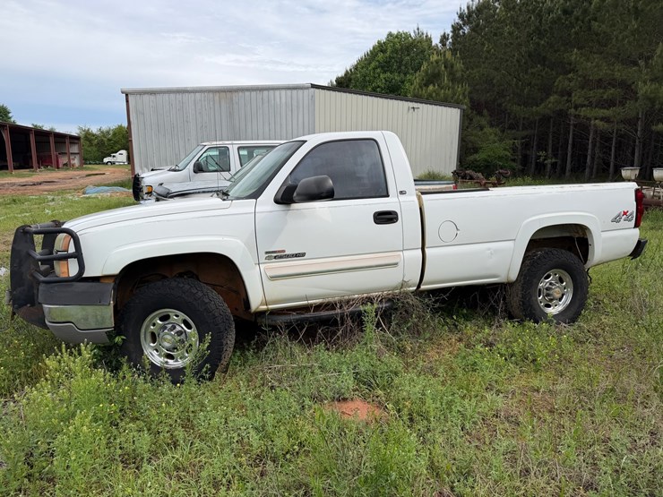 2004-chevrolet-silverado-2500-image-2