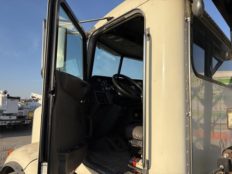 2015-peterbilt-365-image-12