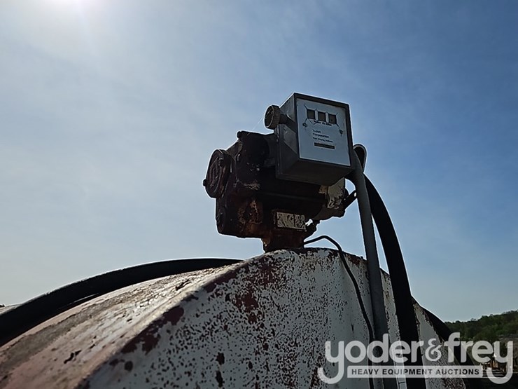 2000-gallon-fuel-tank-w/-spill-container-image-9