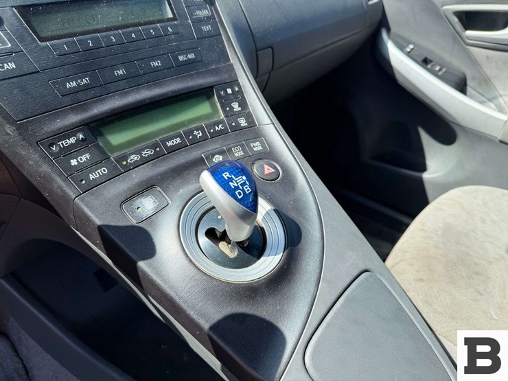 2011-toyota-prius-hatchback-image-27