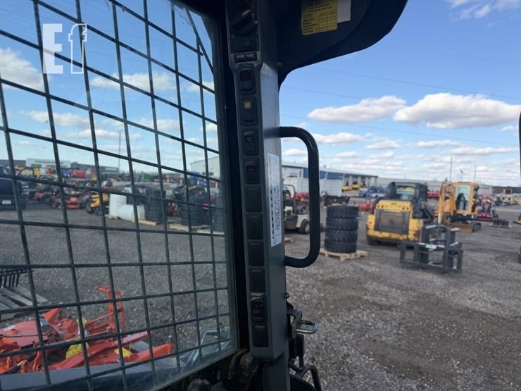 2016-new-holland-l220-image-16