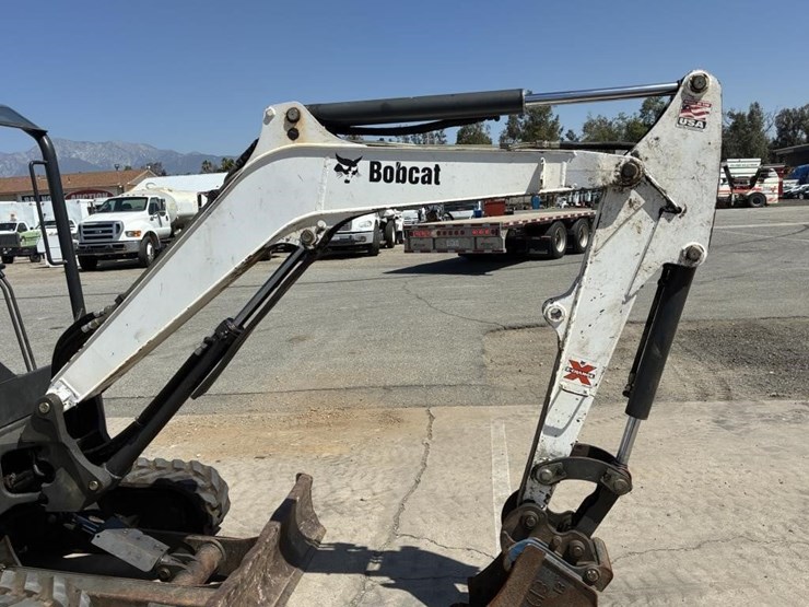 2015-bobcat-e32-image-9