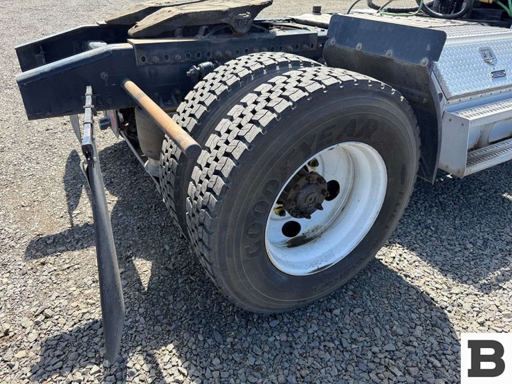 2016-freightliner-m2-bobtail-tractor-truck-image-27