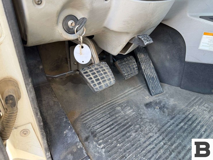 2012-freightliner-coronado-sd-tractor-truck-image-67