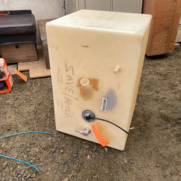 #10374 • Moeller Marine Poly Fuel Tank