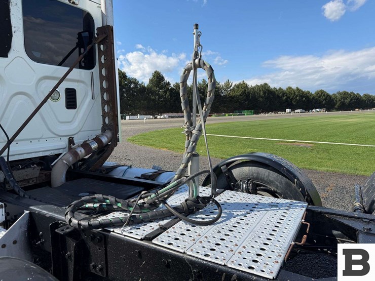 2012-freightliner-cascadia-125-image-19