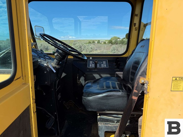 new-holland-1085-image-59