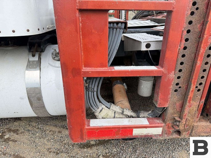 2013-peterbilt-388-image-13