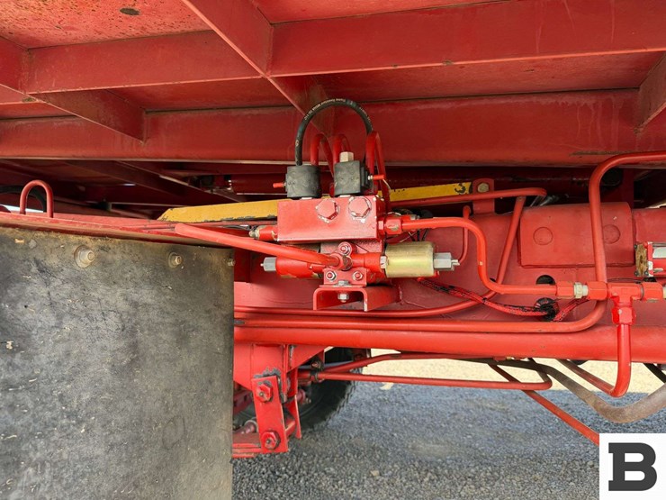 new-holland-1085-image-34