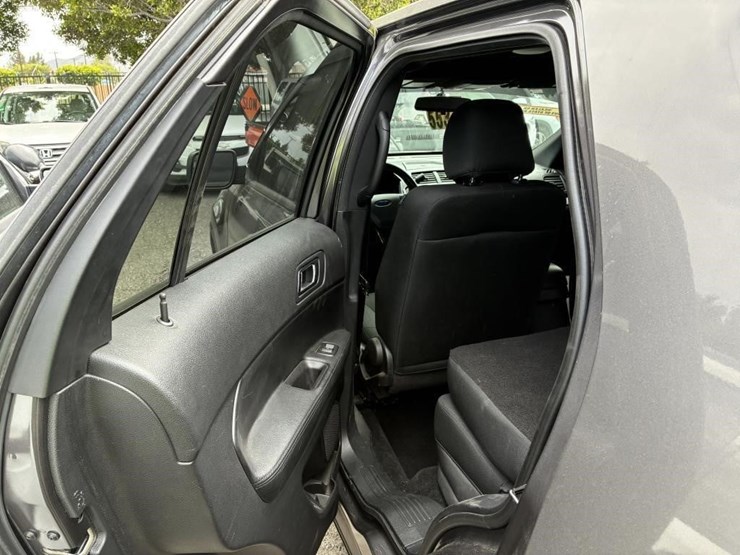 2017-ford-explorer-image-11