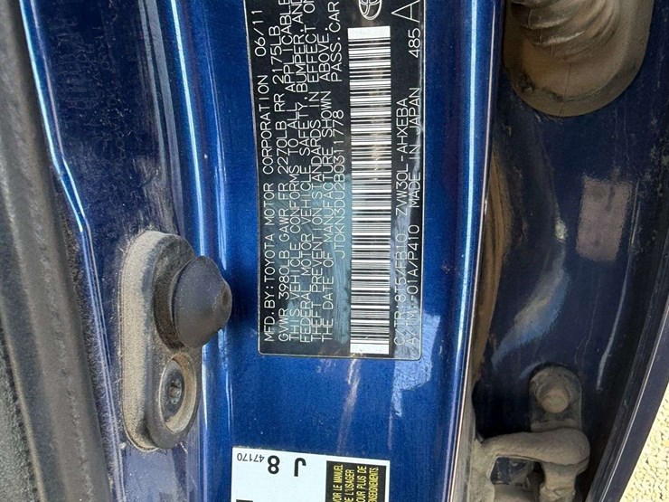 2011-toyota-prius-hatchback-image-30