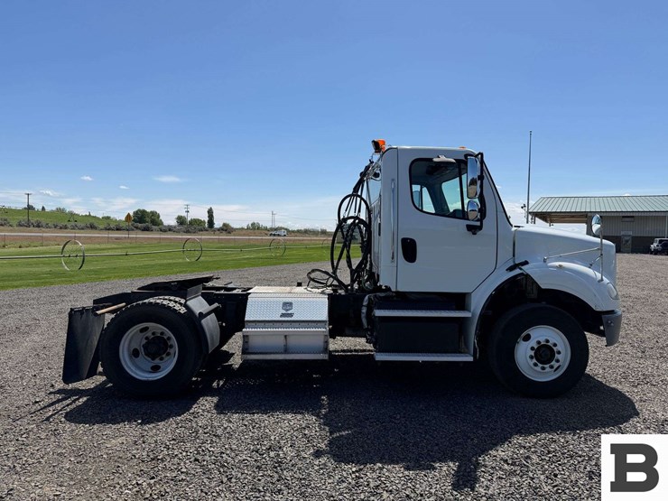 2016-freightliner-m2-bobtail-tractor-truck-image-6
