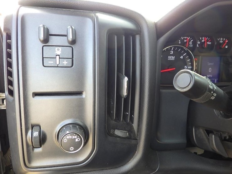 2017-chevrolet-2500hd-image-34