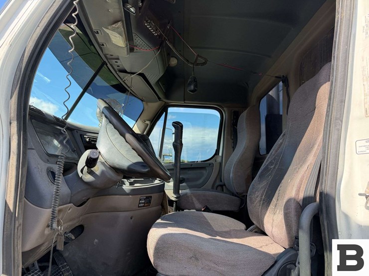 2012-freightliner-cascadia-125-image-60