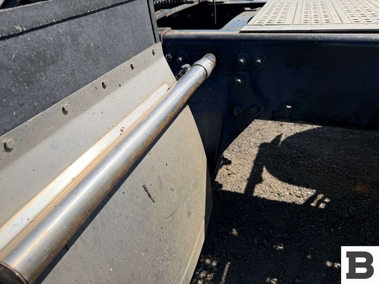 2012-freightliner-coronado-sd-tractor-truck-image-40