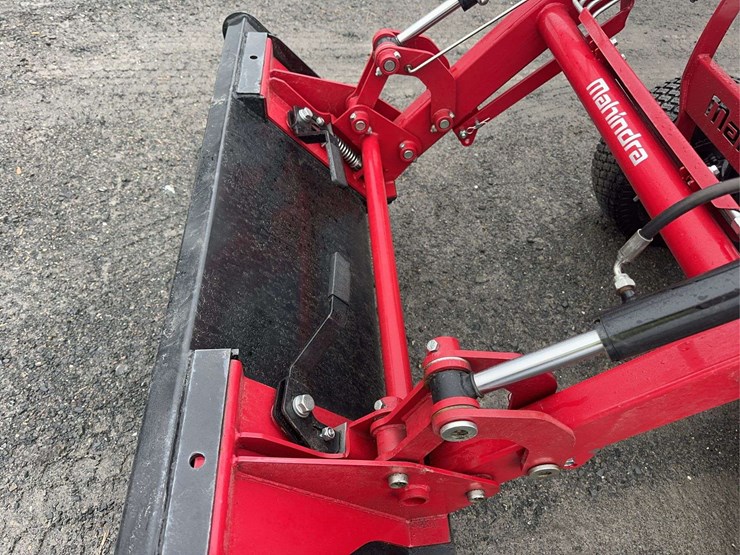 2023-mahindra-emax-25l-image-11