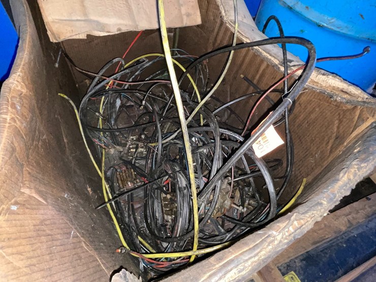 #10411-•-box-of-auto-lube-hoses-and-manifolds-for-heavy-trucks-image-1