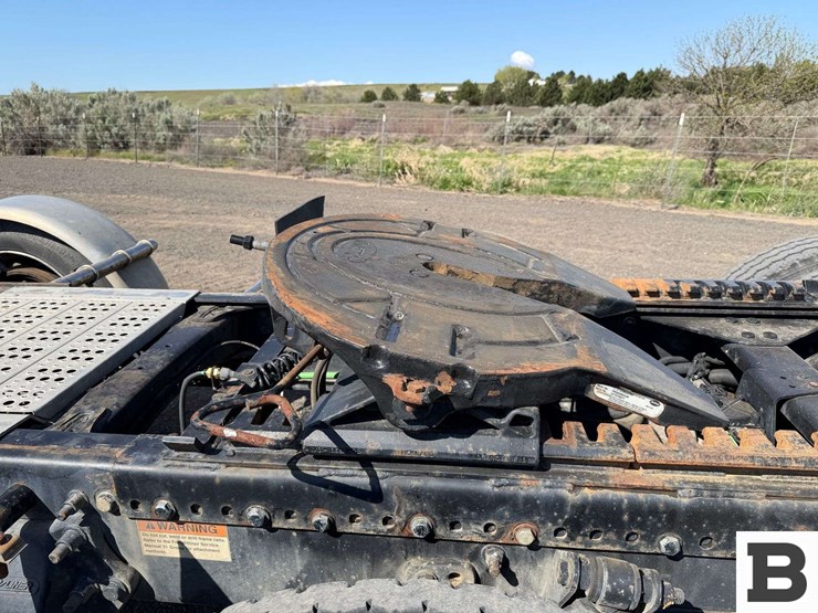 2012-freightliner-coronado-sd-tractor-truck-image-25