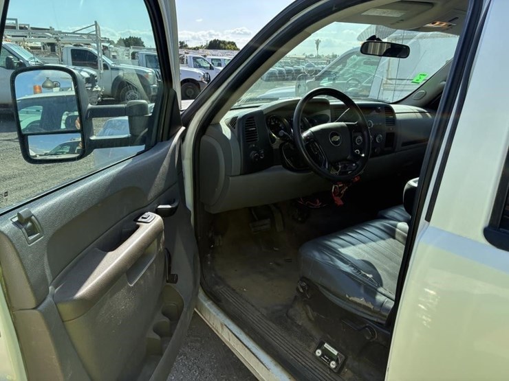 2012-chevrolet-silverado-3500-image-12