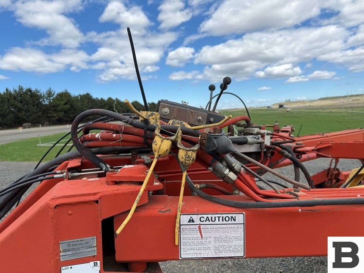 new-holland-216-image-10