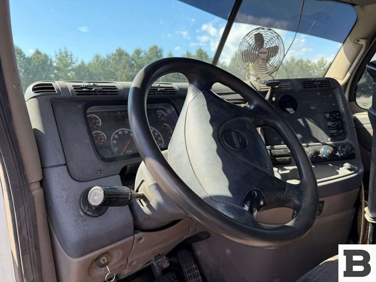 2012-freightliner-cascadia-125-image-62