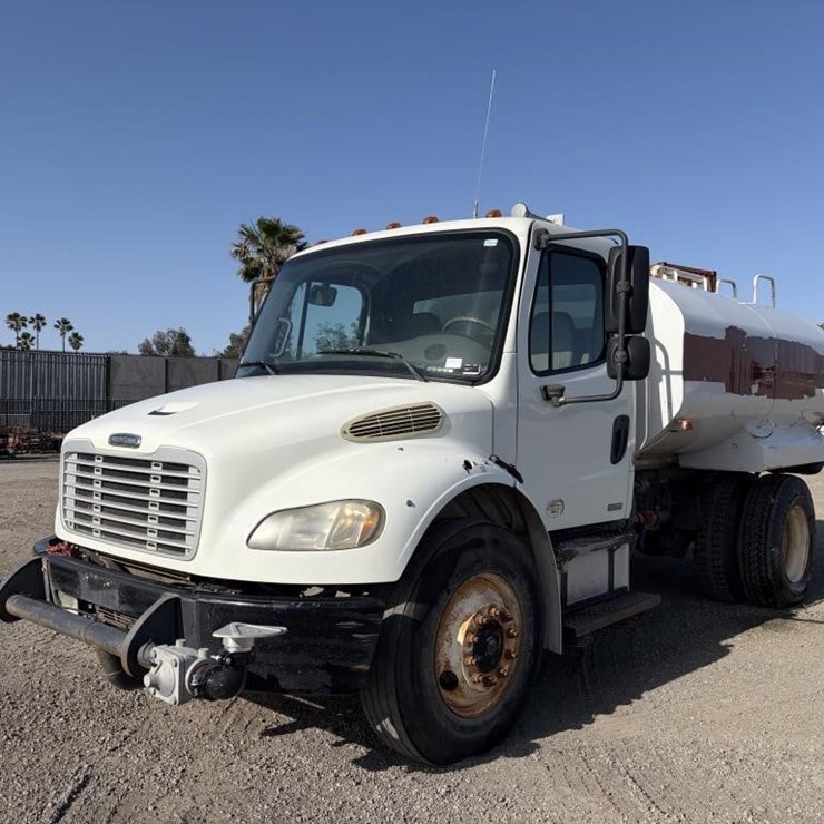 2010 FREIGHTLINER M2 106