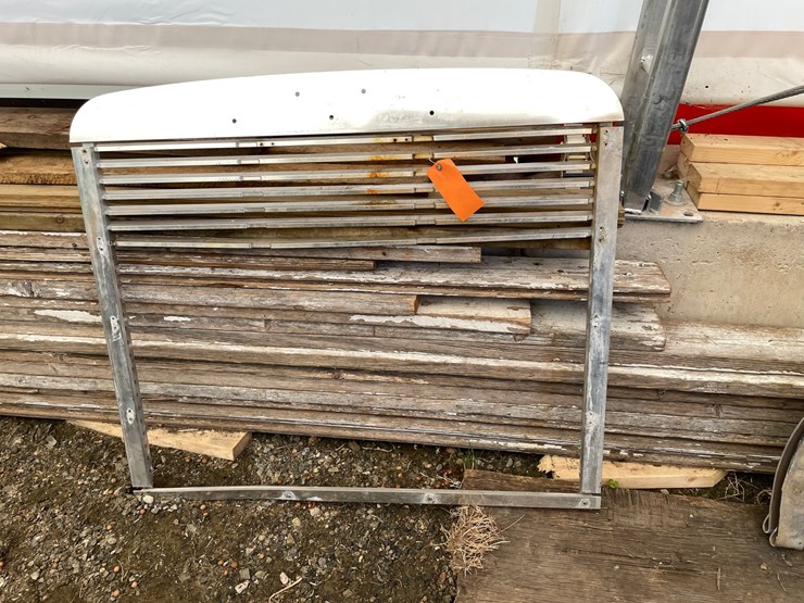 #10386-•-freightliner-grill-surround-image-2