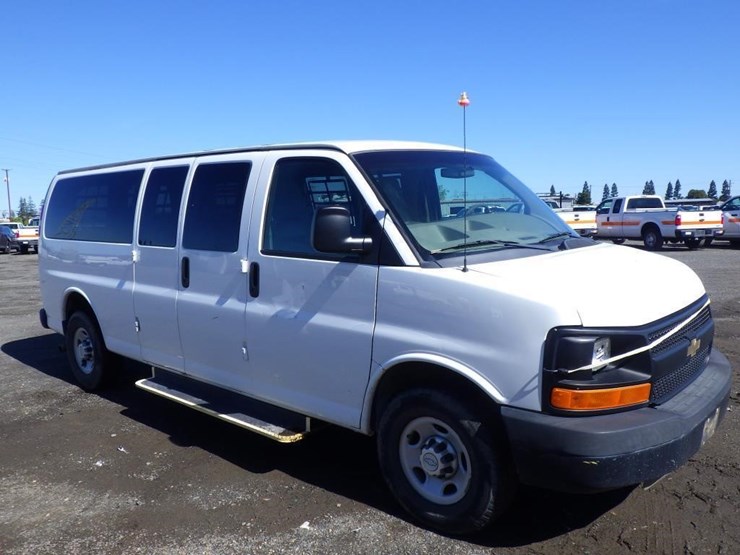 2015-chevrolet-express-3500-image-2