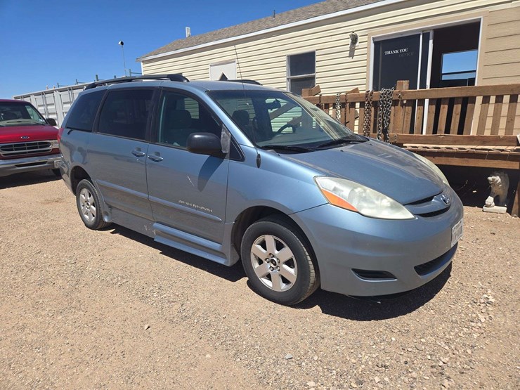 2006-toyota-sienna-le-wagon-4d-image-2